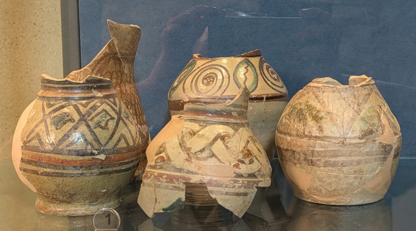 Ceramica Invetriata im Castello di Arechi aus dem 11. bis 12. Jahrhundert Ceramica Invetriata im Castello di Arechi aus dem 11. bis 12. Jahrhundert