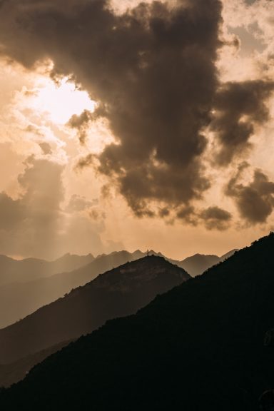 Castello di Arechi in hügeliger Gesellschaft