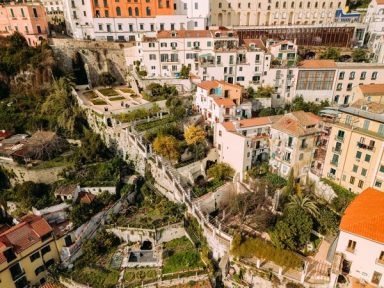 Blick auf den Hanggarten aus der Perspektive der Rosette (Folio 85v) der Voynichsammlung Blick auf den Hanggarten aus der Perspektive der Rosette (Folio 85v) der Voynichsammlung