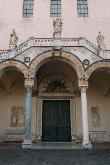 Normannische und arabische Muster über antiken Säulen im Duomo di Matteo Normannische und arabische Muster über antiken Säulen im Duomo di Matteo