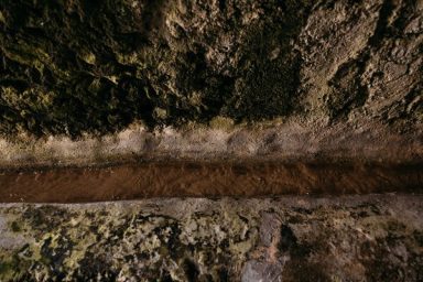 Wasserleitung durch die Gartenebene Wasserleitung durch die Gartenebene