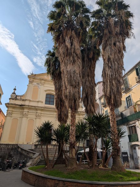 Vorplatz der Chiesa dell'Addolorata e Convento di S. Sofia Vorplatz der Chiesa dell'Addolorata e Convento di S. Sofia