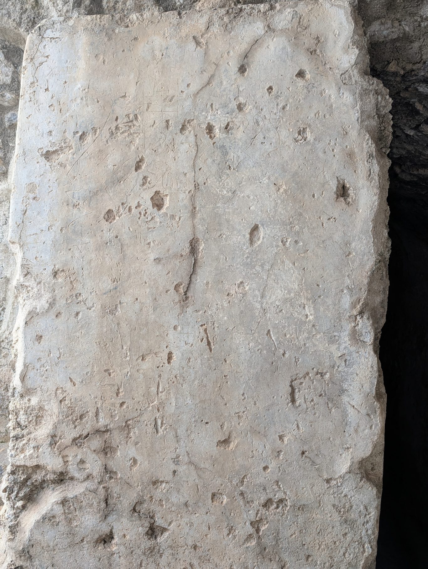 2m hohe Steinplatte mit einer Skizze für ein nie fertiggestelltes Relief auf dem Castello di Arechi 2m hohe Steinplatte mit einer Skizze für ein nie fertiggestelltes Relief auf dem Castello di Arechi