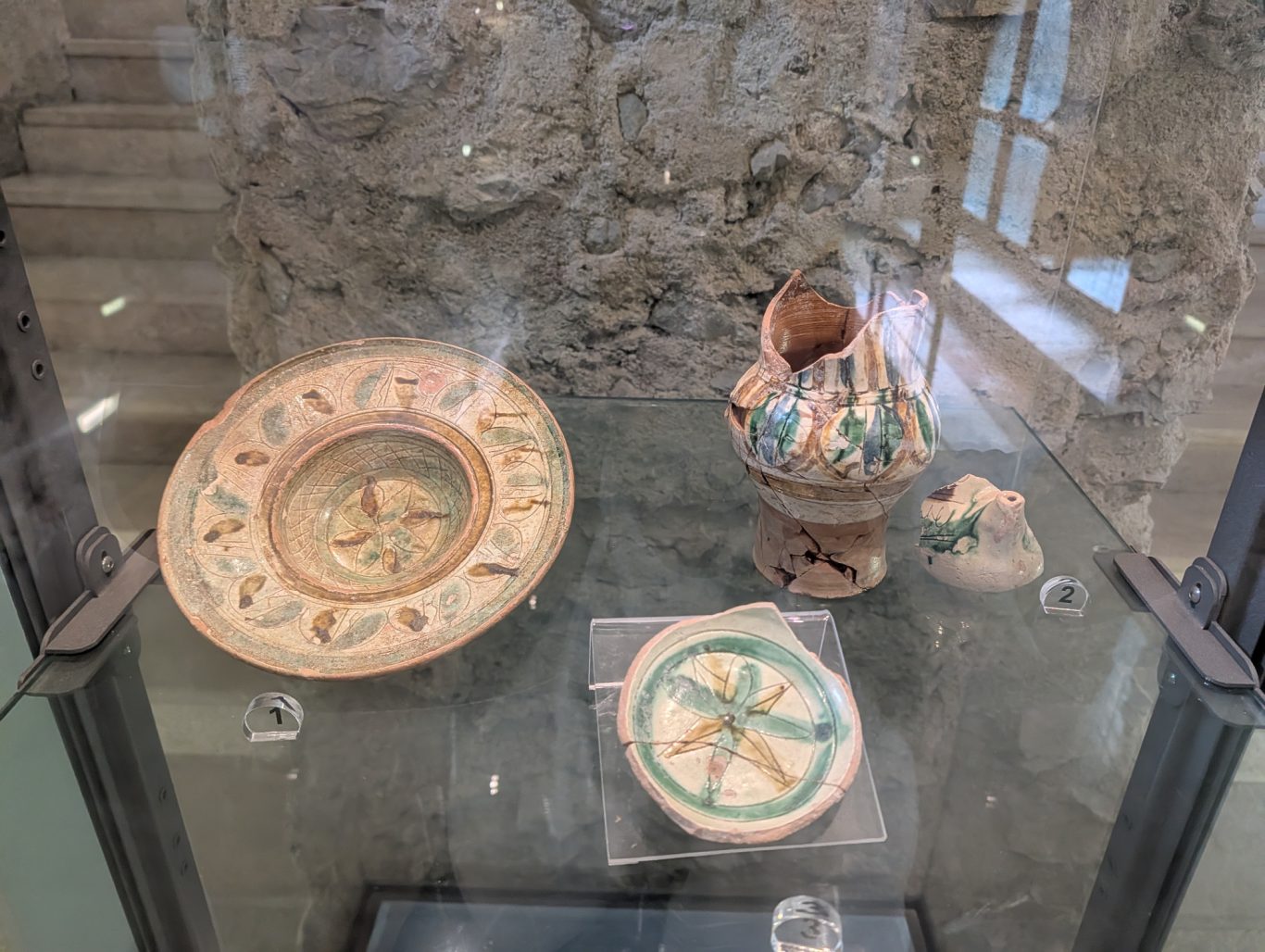 Ceramica graffita aus dem 14. bis 16. Jahrhundert Ceramica graffita aus dem 14. bis 16. Jahrhundert