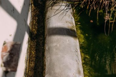 Wasserleitung durch die Gartenebene Wasserleitung durch die Gartenebene