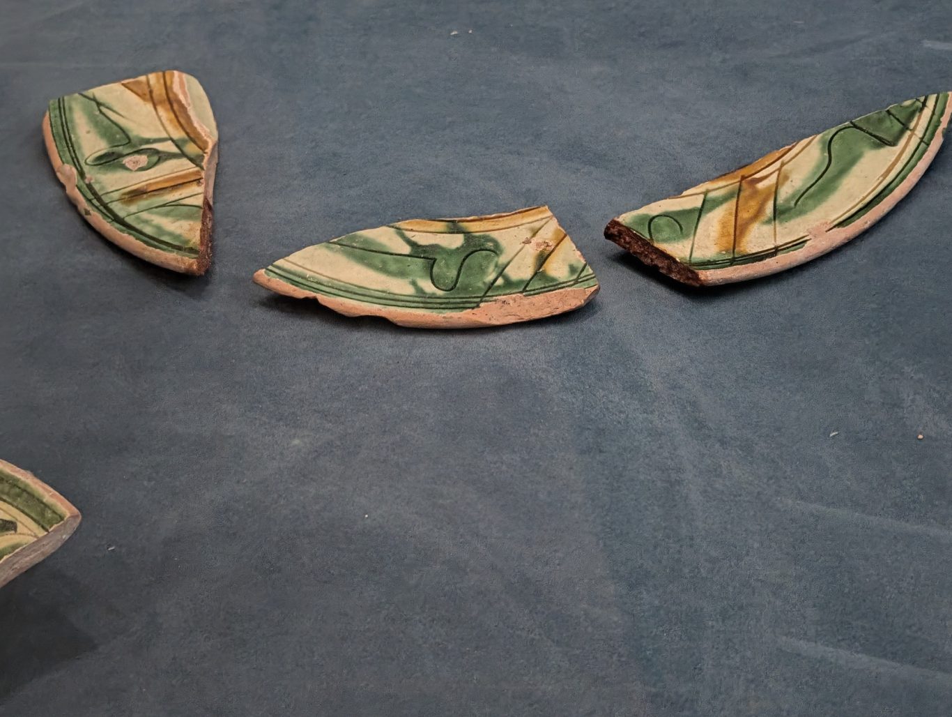 Fragment (Ceramica graffita) eines dekorierten Tellers aus dem 14. bis 16. Jahrhundert Fragment (Ceramica graffita) eines dekorierten Tellers aus dem 14. bis 16. Jahrhundert