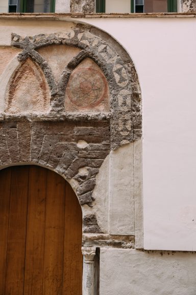 Normannische und arabische Muster über antiken Säulen im mittelalterlichen Stadtkern von Salerno Normannische und arabische Muster über antiken Säulen im mittelalterlichen Stadtkern von Salerno