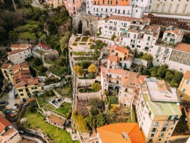 Der terrassierte Hanggarten eingebettet in die historischen Orti Cinti. Der terrassierte Hanggarten eingebettet in die historischen Orti Cinti.