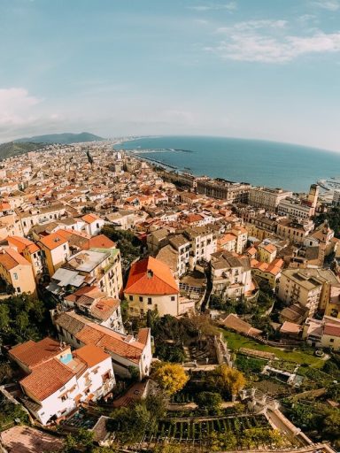 Blick vom Wasserkreuz auf die Küstenlinie nach Süditalien Blick vom Wasserkreuz auf die Küstenlinie nach Süditalien, dort wo jeden Morgen die Sonne über den Bergen aufgeht.
