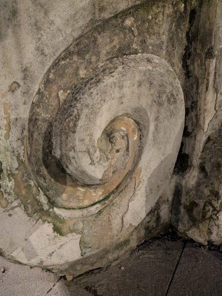 Spiralförmige Verzierungen am Treppenaufgang an der Chiesa dell'Addolorata e Convento di S. Sofia Spiralförmige Verzierungen am Treppenaufgang an der Chiesa dell'Addolorata e Convento di S. Sofia