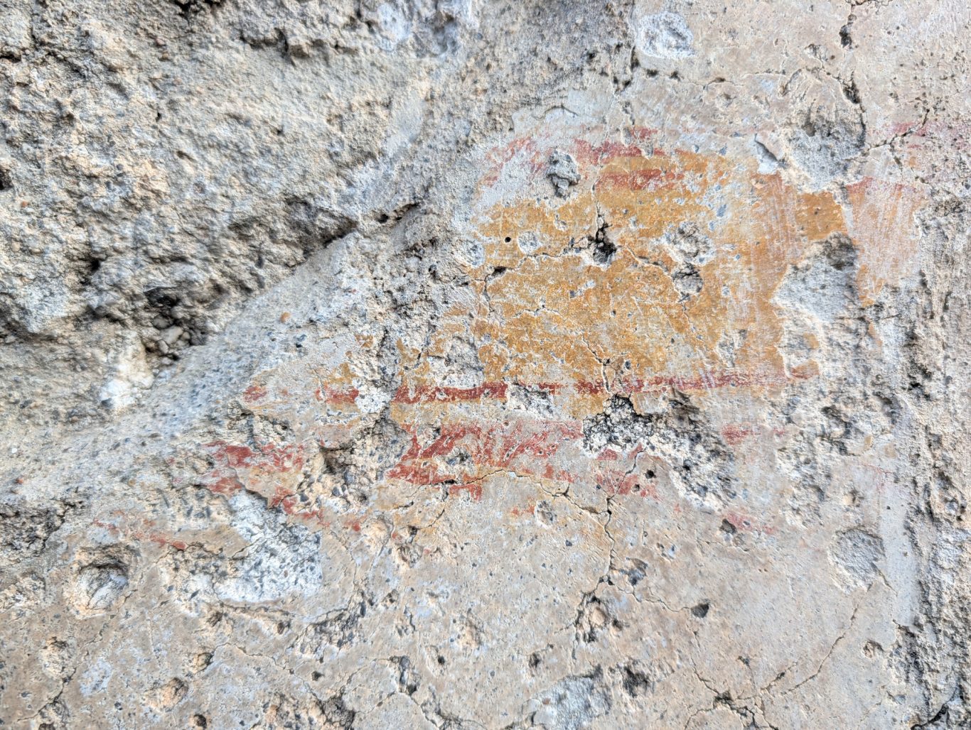 Reste einer floralen Wandmalerei im Castello di Arechi Reste einer floralen Wandmalerei im Castello di Arechi