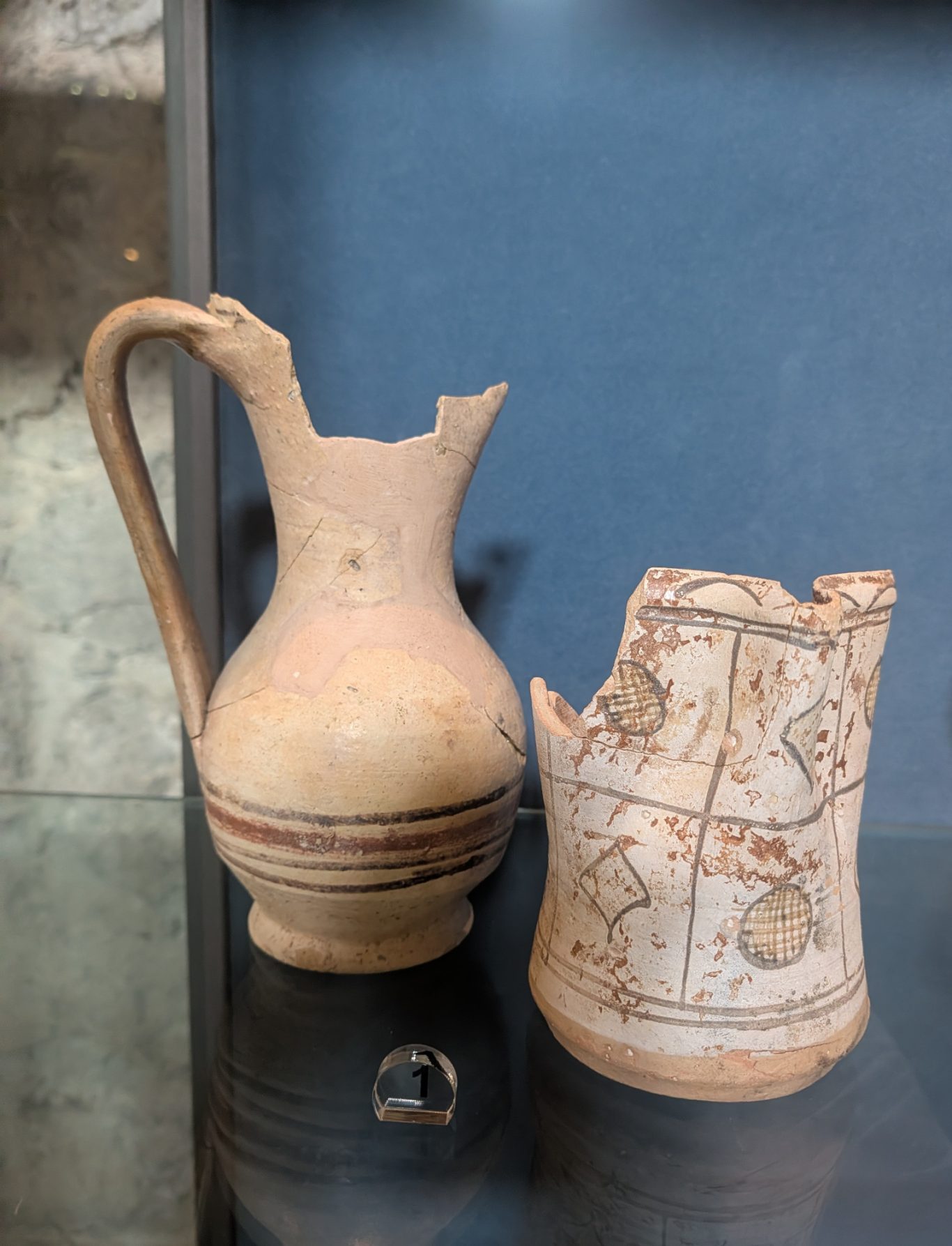 Ceramica Invetriata im Castello di Arechi aus dem 11. bis 12. Jahrhundert Ceramica Invetriata im Castello di Arechi aus dem 11. bis 12. Jahrhundert