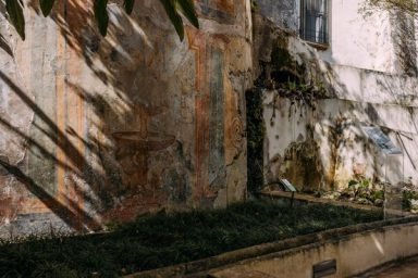 Tamaro in guter Gesellschaft mit dem Baum des Hippokrates Tamaro und barocke Außenwanddekoration