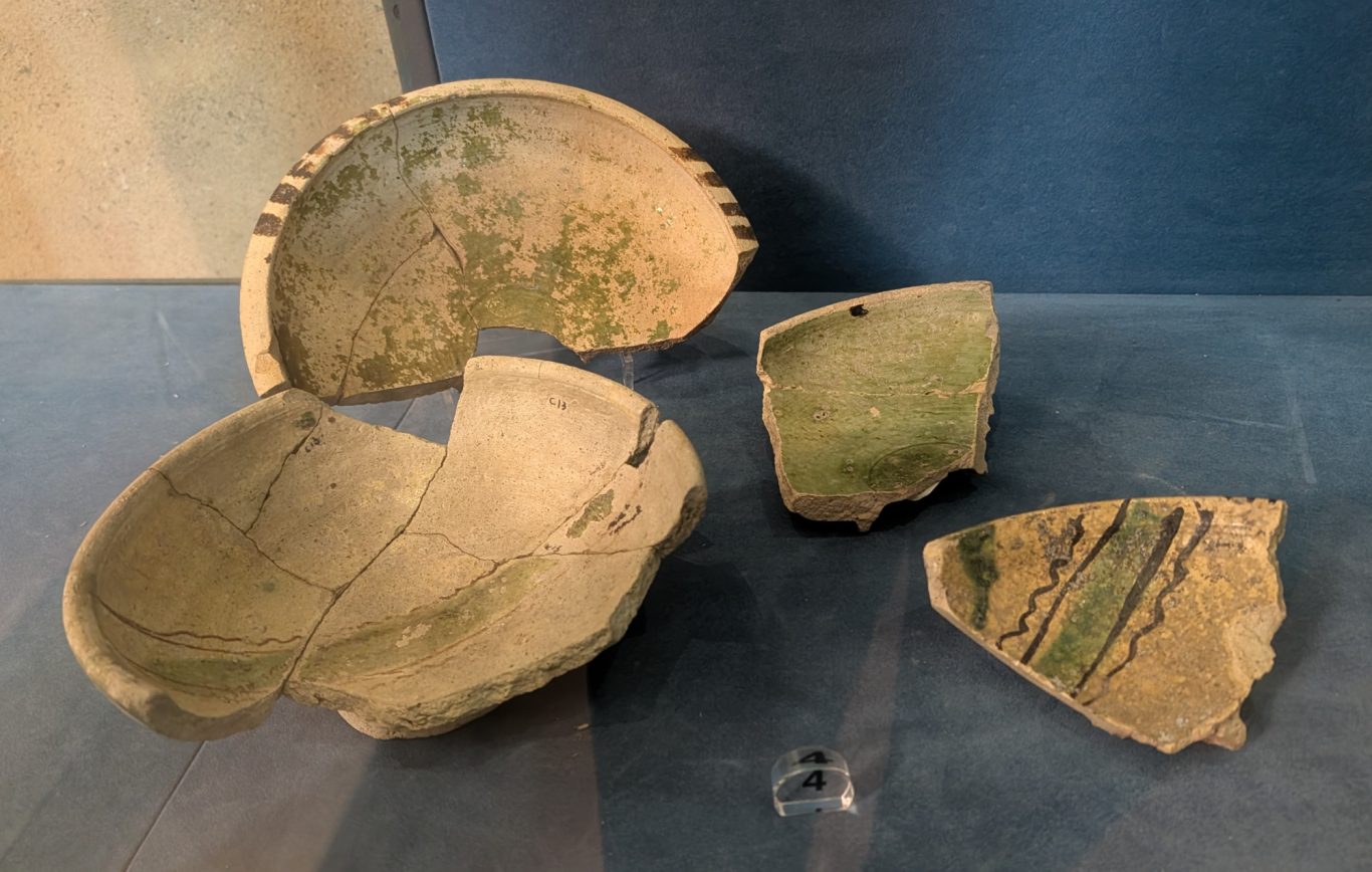 Ceramica Invetriata im Castello di Arechi aus dem 11. bis 12. Jahrhundert Ceramica Invetriata im Castello di Arechi aus dem 11. bis 12. Jahrhundert