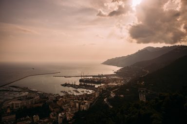 Castello di Arechi mit Blick Richtung Amalfi über den Hafen