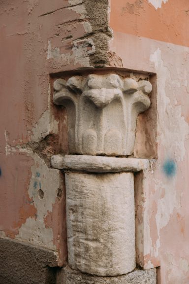 Säule im mittelalterlichen Stadtkern von Salerno Antike Säule im mittelalterlichen Stadtkern von Salerno