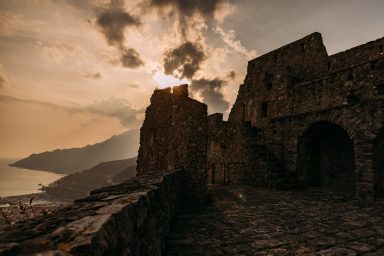 Castello di Arechi mit Zinnenresten in der Abendsonne