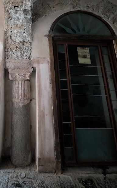 Antike Säule im mittelalterlichen Stadtkern von Salerno Antike Säule im mittelalterlichen Stadtkern von Salerno