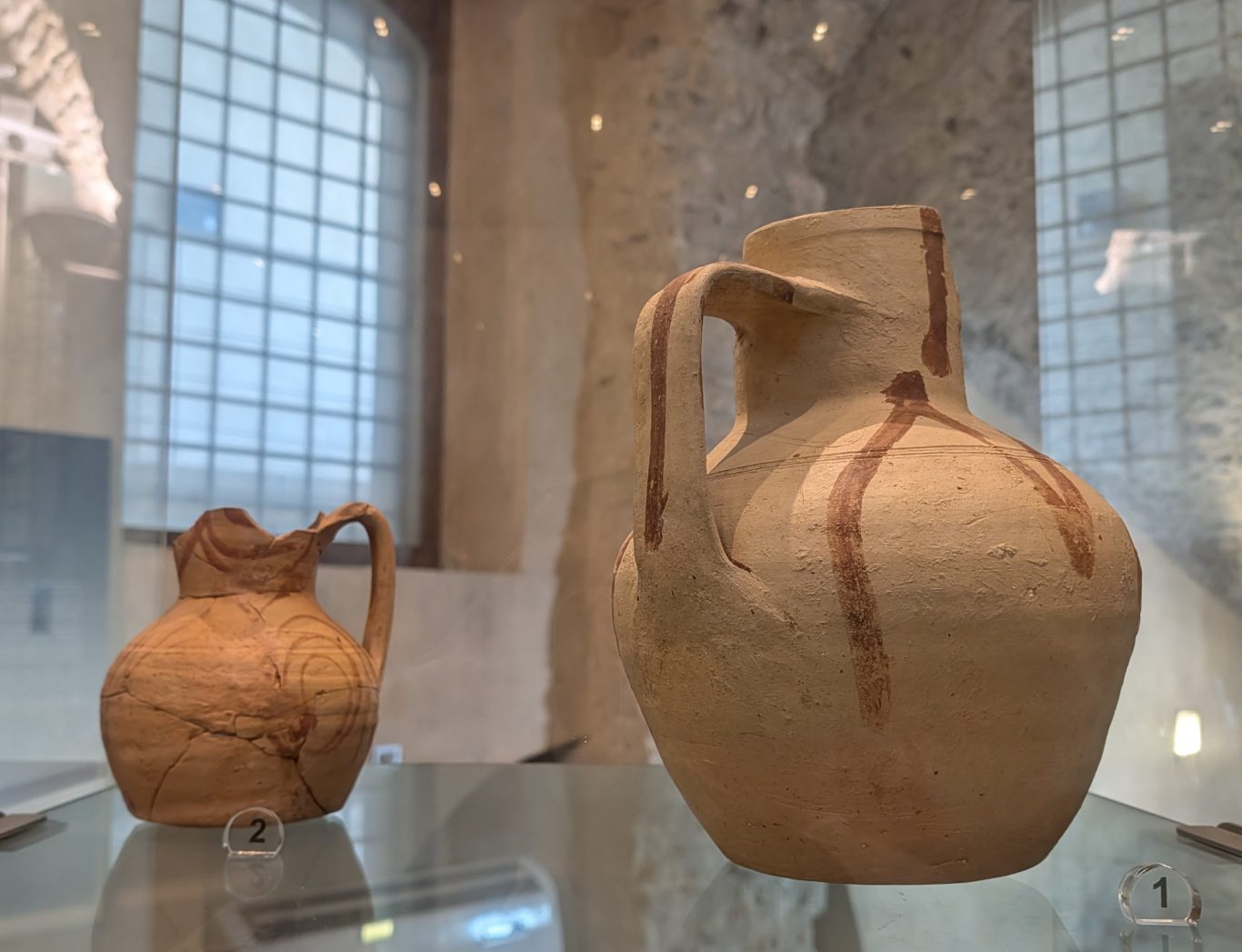 Keramik mit "Banda rossa" vom Castelli di Arechi aus dem 7. bis 8. Jahrhundert Keramik mit "Banda rossa" vom Castelli di Arechi aus dem 7. bis 8. Jahrhundert