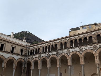 Normannische und arabische Muster über antiken Säulen im Duomo di Matteo Normannische und arabische Muster über antiken Säulen im Duomo di Matteo