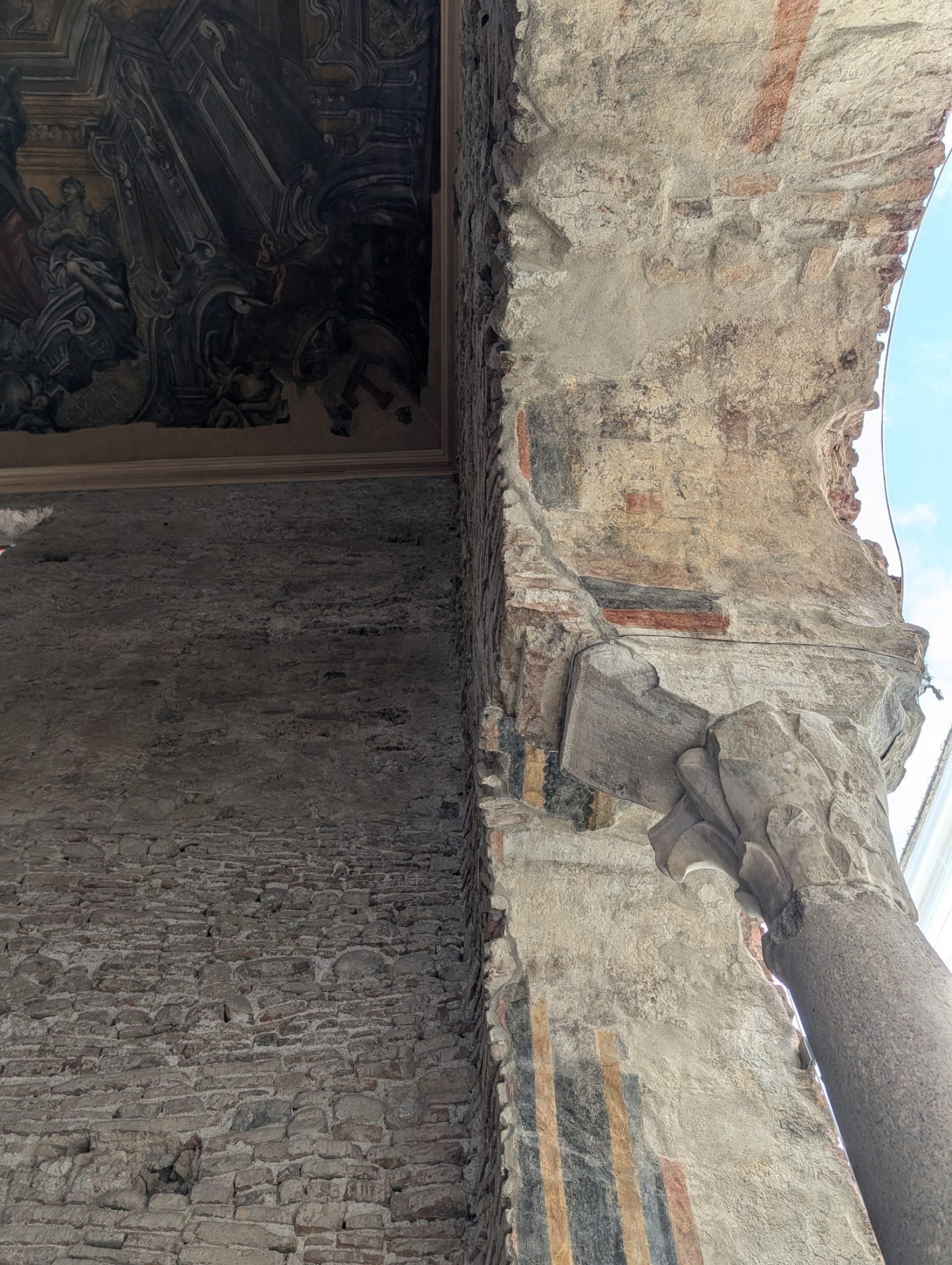 Bemalter Bogen an der Capella Palatina di San Pietro a Corte Bemalter Bogen an der Capella Palatina di San Pietro a Corte