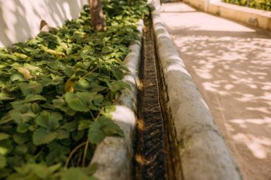 Wasserleitung durch die Gartenebene Wasserleitung durch die Gartenebene
