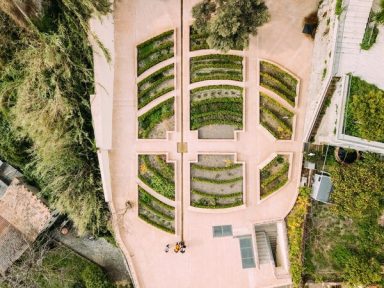 Ausgrabungen und mittelalterliche Mauerreste Auf der höchsten Ebene sieht man archäologischen Ausgrabungen mittelalterlicher Mauerreste