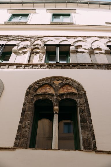 Normannische und arabische Muster über antiken Säulen mittelalterlichen Stadtkern von Salerno Normannische und arabische Muster über antiken Säulen mittelalterlichen Stadtkern von Salerno