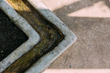 Wasserleitung durch die Gartenebene Wasserleitung durch die Gartenebene