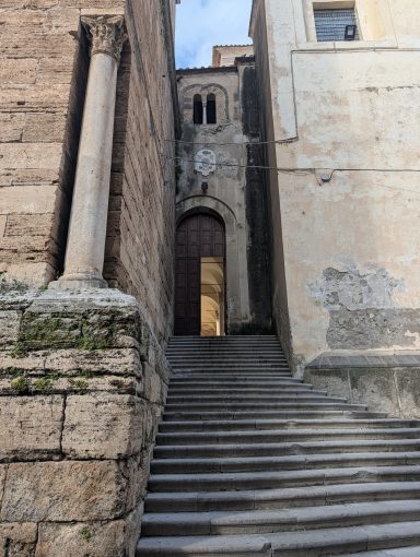 Antike Säule am Nebeneingang vom Duomo di Matteo Antike Säule am Nebeneingang vom Duomo di Matteo