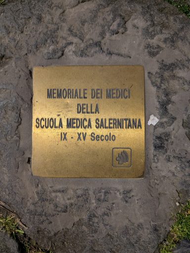 Gedenkstein der Scuola Medica Salernitana: IX-XV Secolo