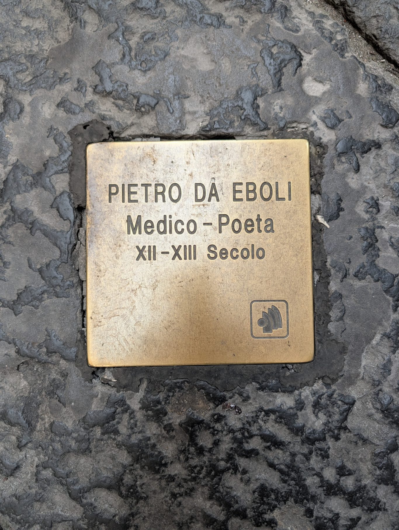 Pietro da Eboli - Medico & Poeta - XII-XII Secolo Stolperstein von Pietro da Eboli in der Altstadt von Salerno