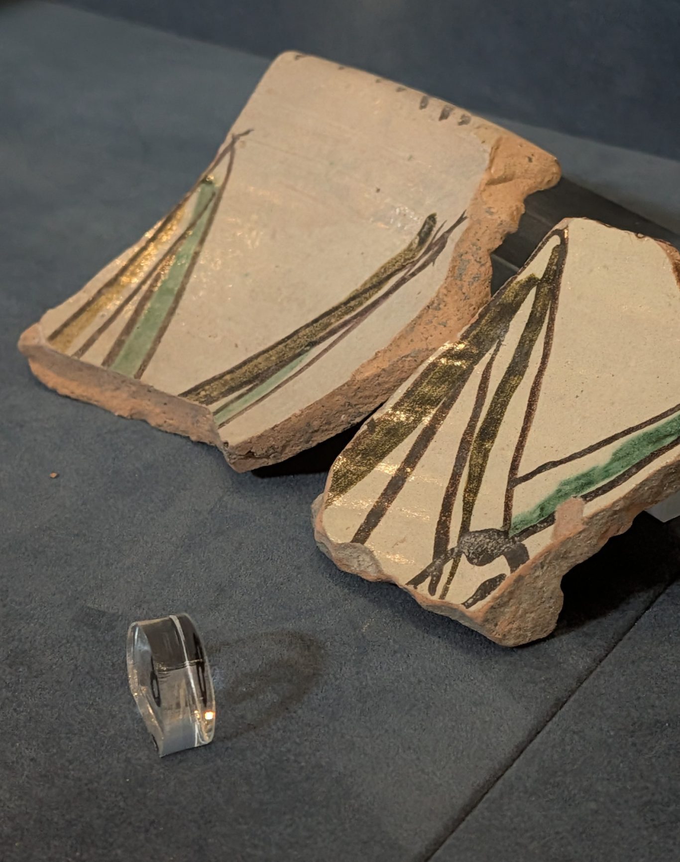 Fragment eines dekorierten Tellers (Ceramica graffita) aus dem 14. bis 16. Jahrhundert Fragment eines dekorierten Tellers (Ceramica graffita) aus dem 14. bis 16. Jahrhundert