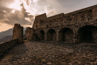 Castello di Arechi mit Zinnenresten