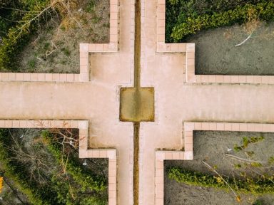 Die Geokoordinate 40°40'53"N 14°45'12"E in Nahaufnahme Das Wasserkreuz auf der höchsten Ebene des Gartens
