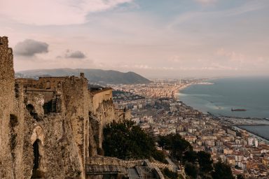 Castello di Arechi mit Zinnenresten und Blick auf die südliche Küstenlinie