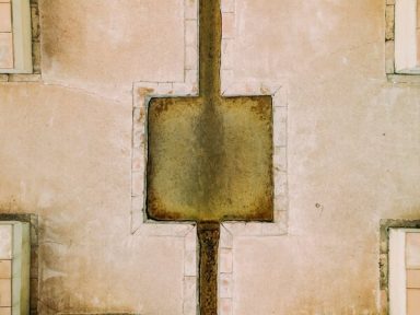 Das Wasserkreuz in Geokoordinate 40°40'53"N 14°45'12"E in einer Nahaufnahme. Ich bin das Wasserkreuz in der Geokoordinate 40°40'53"N 14°45'12"E in einer Nahaufnahme