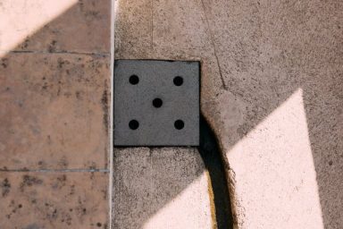 Wasserabfluss in die nächst-tiefere Ebene eingelassen in den Laufweg Wasserabfluss in die nächst-tiefere Ebene eingelassen in den Laufweg
