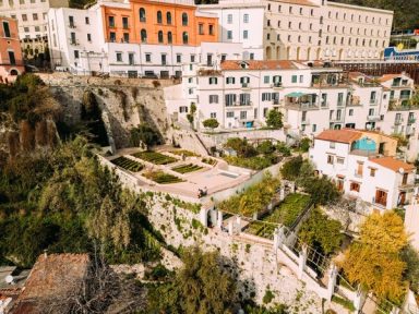 Ein terrassierter Garten malt sich durch die Voynich-Rosette 85v Ich bin die Rosette von Folio 85v der Voynichsammlung als terassierter Hanggarten