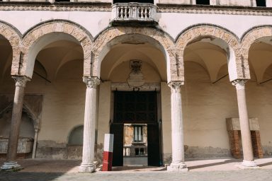 Normannische und arabische Muster über antiken Säulen im Duomo di Matteo Normannische und arabische Muster über antiken Säulen im Duomo di Matteo