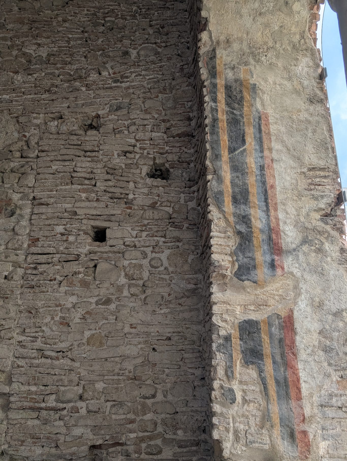 Bemalter Bogen an der Capella Palatina di San Pietro a Corte Bemalter Bogen an der Capella Palatina di San Pietro a Corte