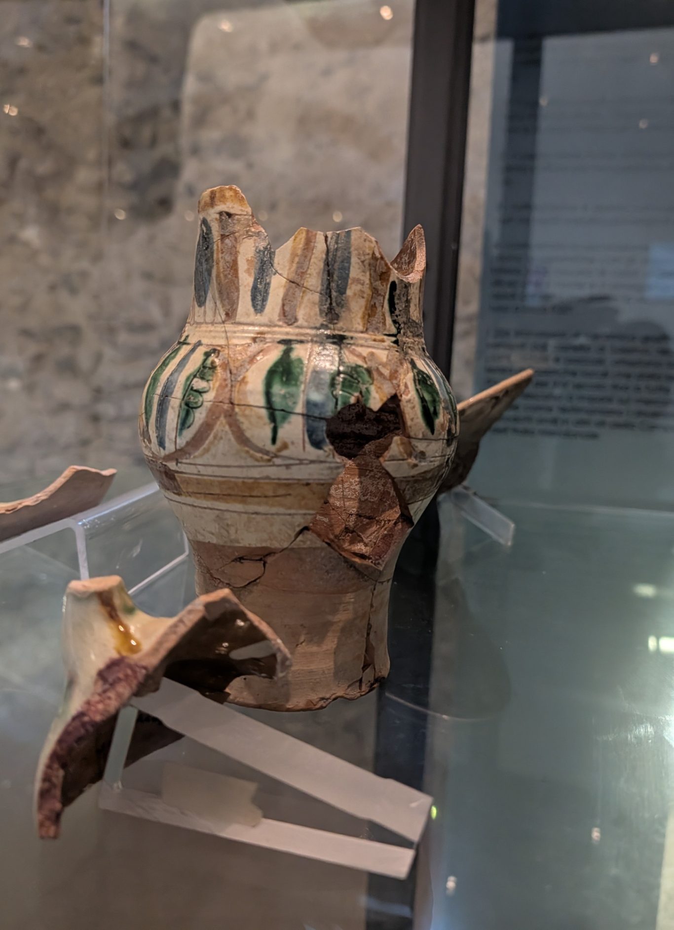 Ceramica graffita aus dem 14. bis 16. Jahrhundert Ceramica graffita aus dem 14. bis 16. Jahrhundert