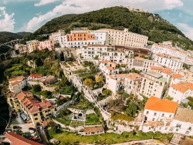 Ein Panorama des Zentrums der Scuola Medica Salernitana Ich bin die Rosette von Folio 85v der Voynichsammlung als terrassierter Hanggarten