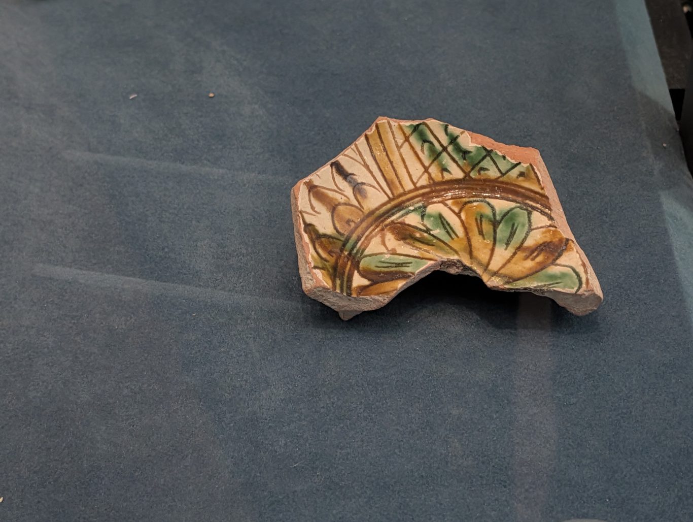 Fragment eines dekorierten Tellers (Ceramica graffita) aus dem 14. bis 16. Jahrhundert Fragment eines dekorierten Tellers (Ceramica graffita) aus dem 14. bis 16. Jahrhundert