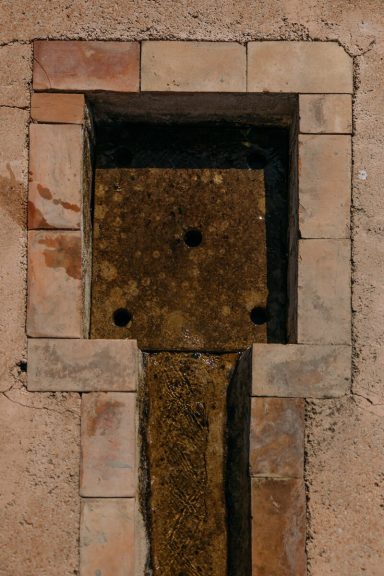 Wasserablauf in eine tiefere Gartenebene in den Laufweg eingelassen Wasserablauf in eine tiefere Gartenebene in den Laufweg eingelassen