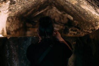 Zisterne mit alten Waschbecken und Feuerstelle auf der vierten Ebene Zisterne mit alten Waschbecken und Feuerstelle auf der vierten Ebene