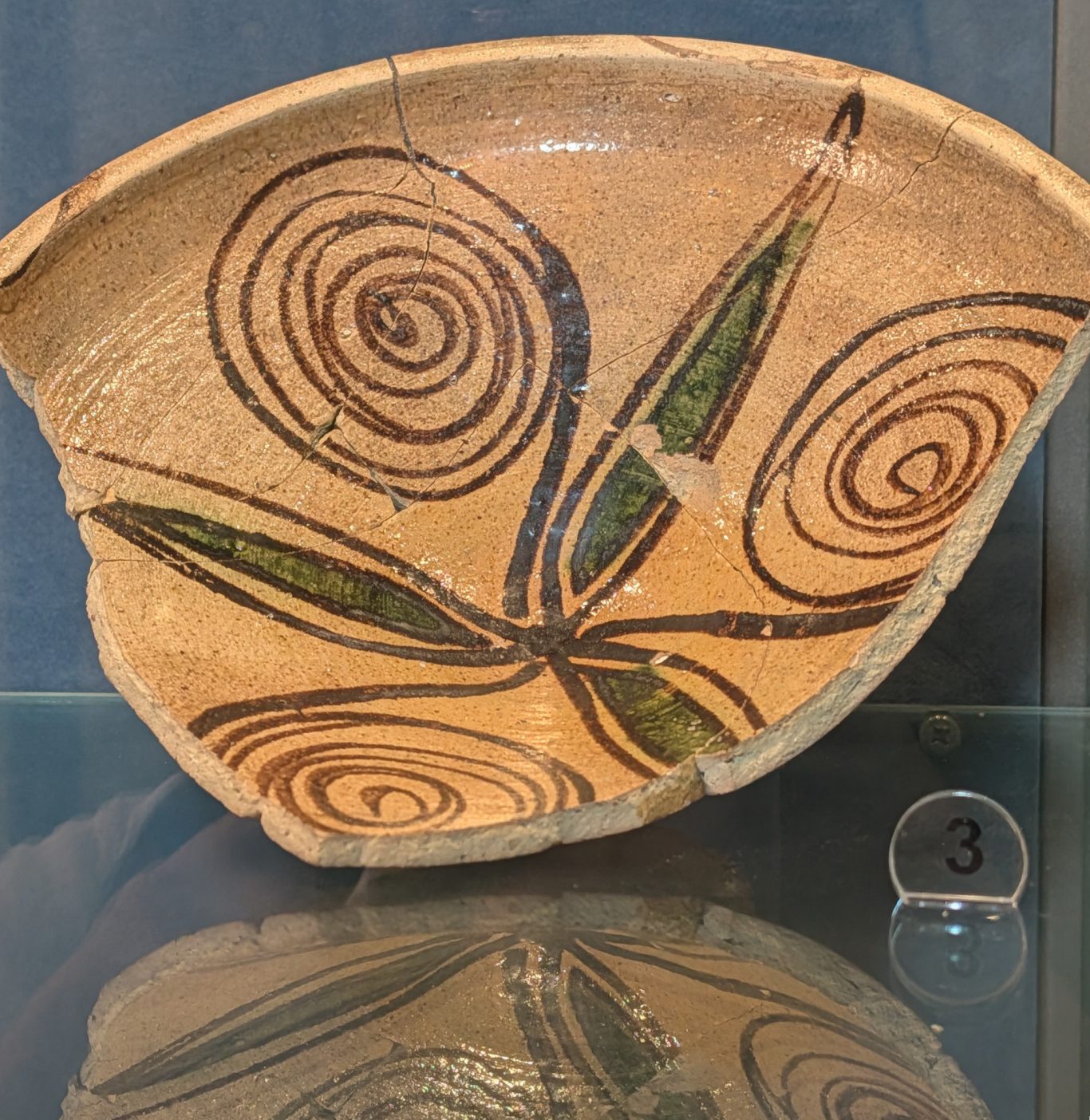 Ceramica Invetriata im Castello di Arechi aus dem 11. bis 12. Jahrhundert Ceramica Invetriata im Castello di Arechi aus dem 11. bis 12. Jahrhundert