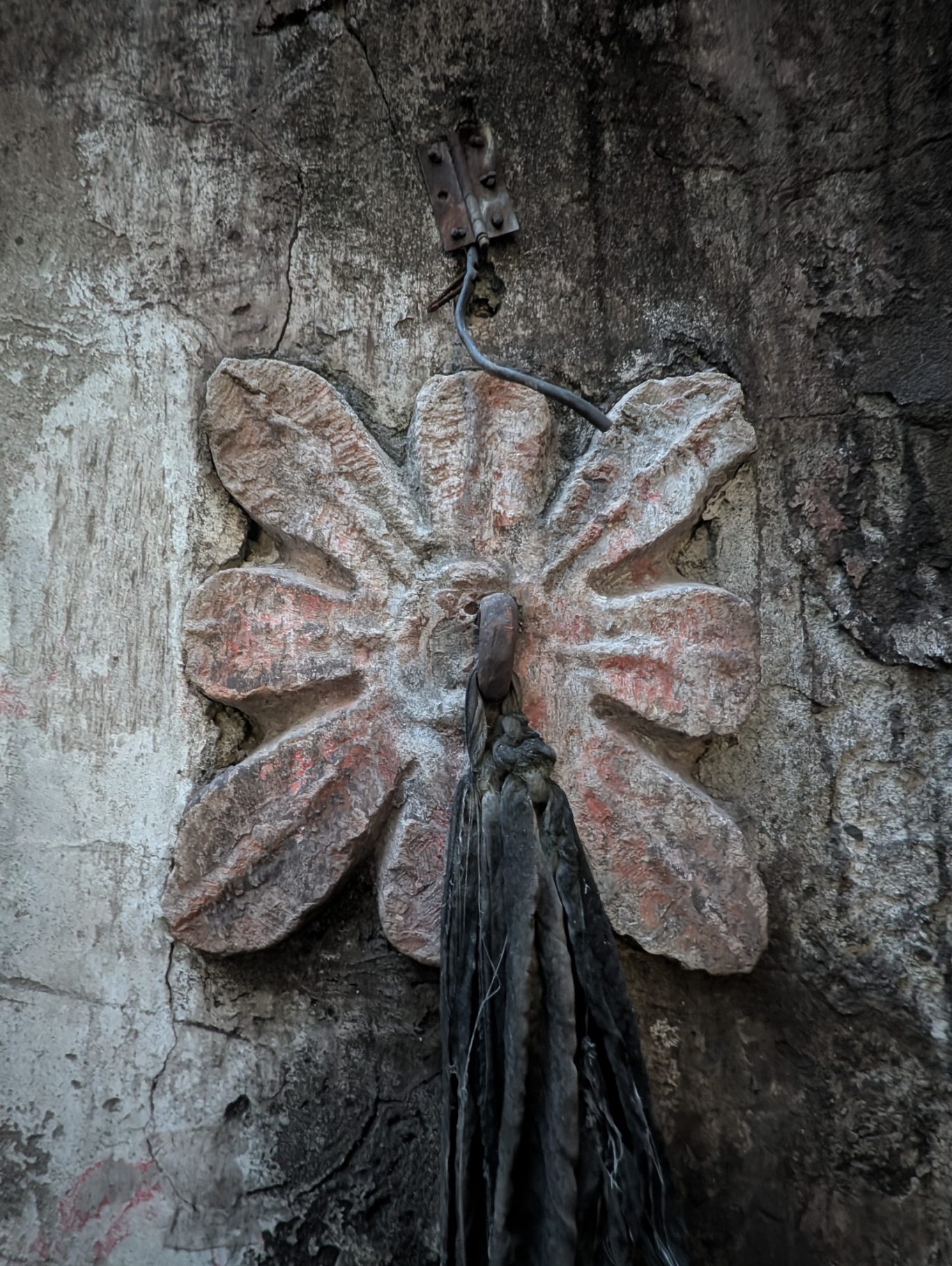 Patera mit Ring (früher zum Befestigen von Fackeln oder Pferden) Patera mit Ring (früher zum Befestigen von Fackeln oder Pferden)