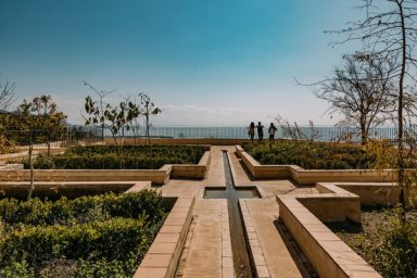 Am Ende des Wasserkreuzes fällt der Garten über 5 Ebenen ab Ich bin das gemeinsame Wasserkreuz in der Geokoordinate 40°40'53"N 14°45'12"E mit Blick Richtung Altstadt.