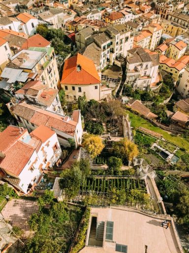 Ich bin der terrassierte Garten von Folio 85v der Voynichsammlung Ich bin der terrassierte Garten von Folio 85v der Voynichsammlung